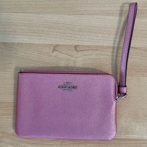 NWT Corner Zip Wristlet in Metallic Crossgrain Leather Pink
